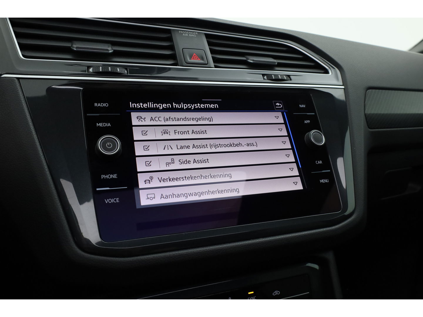 Volkswagen Tiguan 1.5 TSI R-Line | Pano | Elek. Trekhaak | Camera + PDC | CarPlay | Dodehoek | Dig. Cockpit | Adapt. Cruise