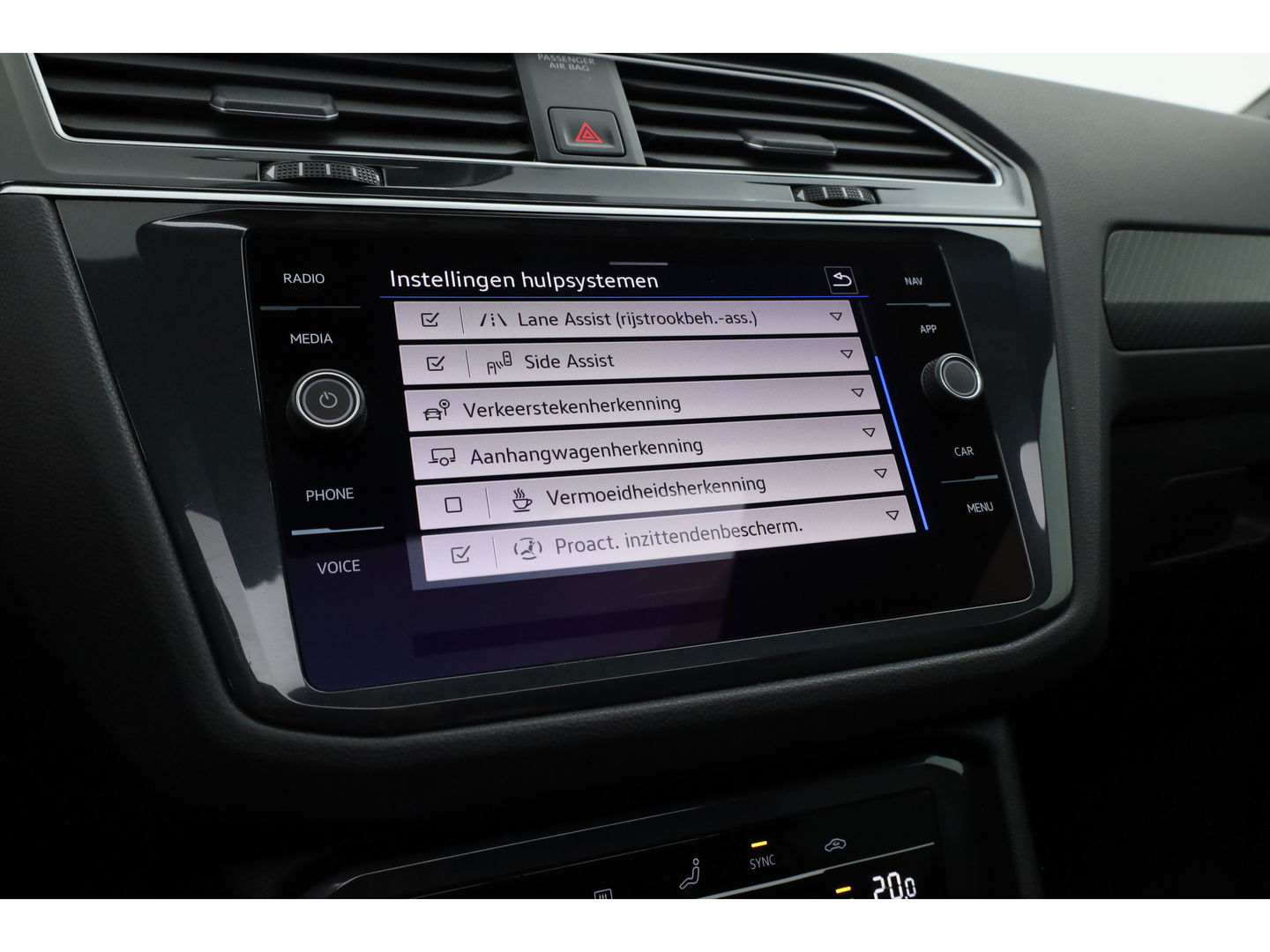 Volkswagen Tiguan 1.5 TSI R-Line | Pano | Elek. Trekhaak | Camera + PDC | CarPlay | Dodehoek | Dig. Cockpit | Adapt. Cruise