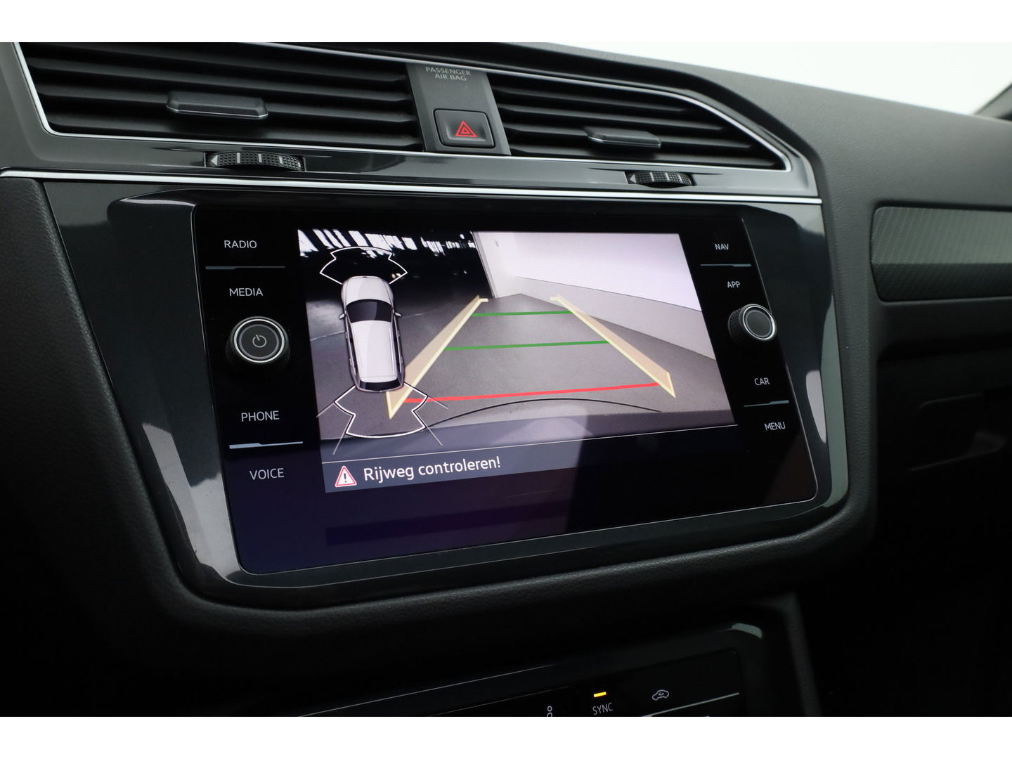 Volkswagen Tiguan 1.5 TSI R-Line | Pano | Elek. Trekhaak | Camera + PDC | CarPlay | Dodehoek | Dig. Cockpit | Adapt. Cruise