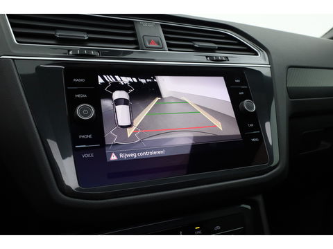 Volkswagen Tiguan 1.5 TSI R-Line | Pano | Elek. Trekhaak | Camera + PDC | CarPlay | Dodehoek | Dig. Cockpit | Adapt. Cruise