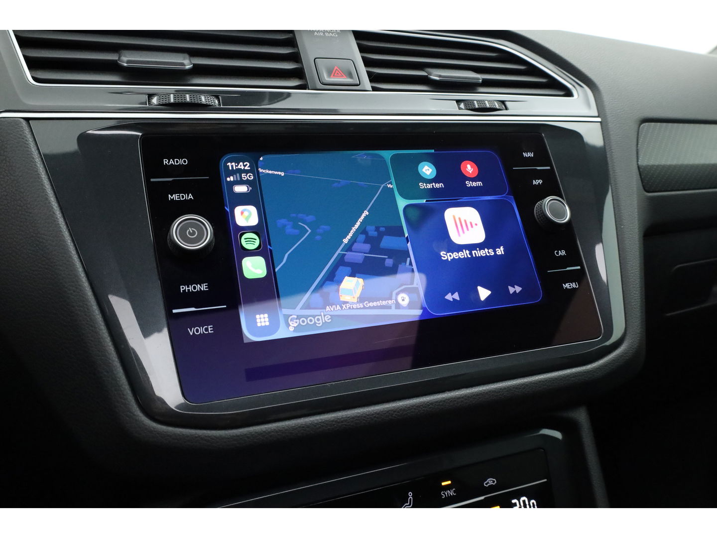 Volkswagen Tiguan 1.5 TSI R-Line | Pano | Elek. Trekhaak | Camera + PDC | CarPlay | Dodehoek | Dig. Cockpit | Adapt. Cruise