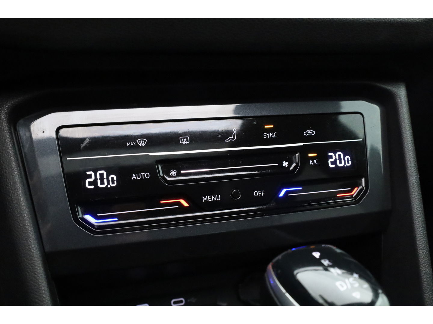 Volkswagen Tiguan 1.5 TSI R-Line | Pano | Elek. Trekhaak | Camera + PDC | CarPlay | Dodehoek | Dig. Cockpit | Adapt. Cruise