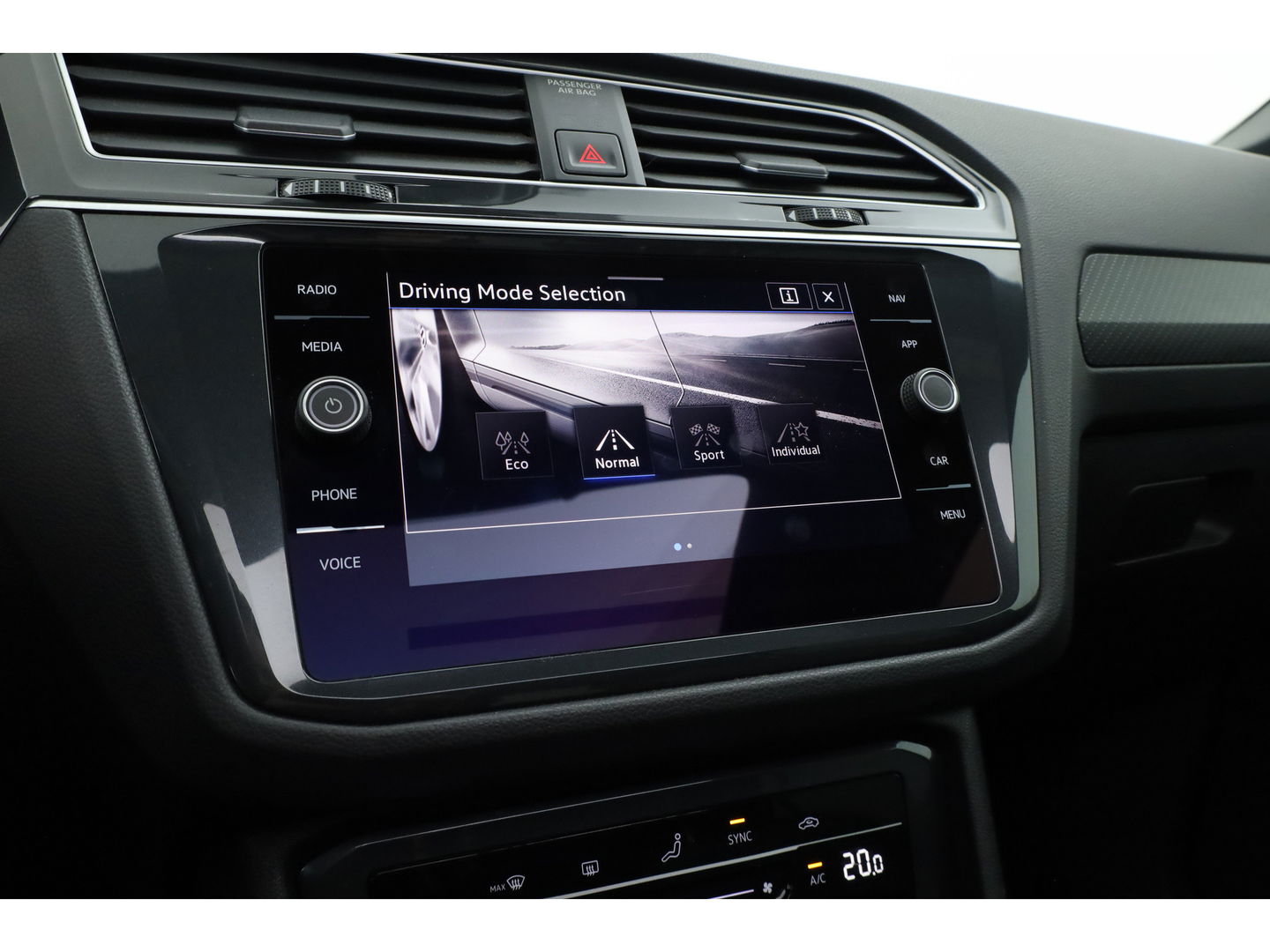 Volkswagen Tiguan 1.5 TSI R-Line | Pano | Elek. Trekhaak | Camera + PDC | CarPlay | Dodehoek | Dig. Cockpit | Adapt. Cruise