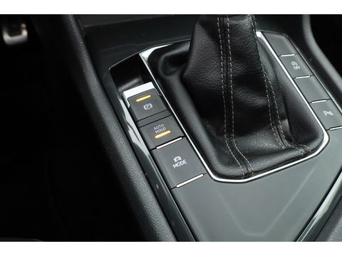 Volkswagen Tiguan 1.5 TSI R-Line | Pano | Elek. Trekhaak | Camera + PDC | CarPlay | Dodehoek | Dig. Cockpit | Adapt. Cruise