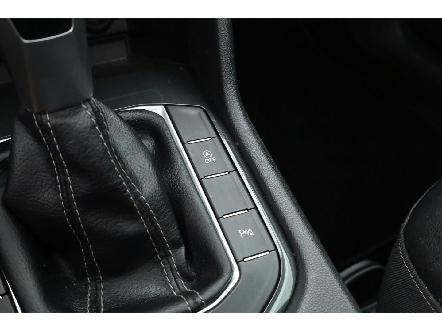 Volkswagen Tiguan 1.5 TSI R-Line | Pano | Elek. Trekhaak | Camera + PDC | CarPlay | Dodehoek | Dig. Cockpit | Adapt. Cruise