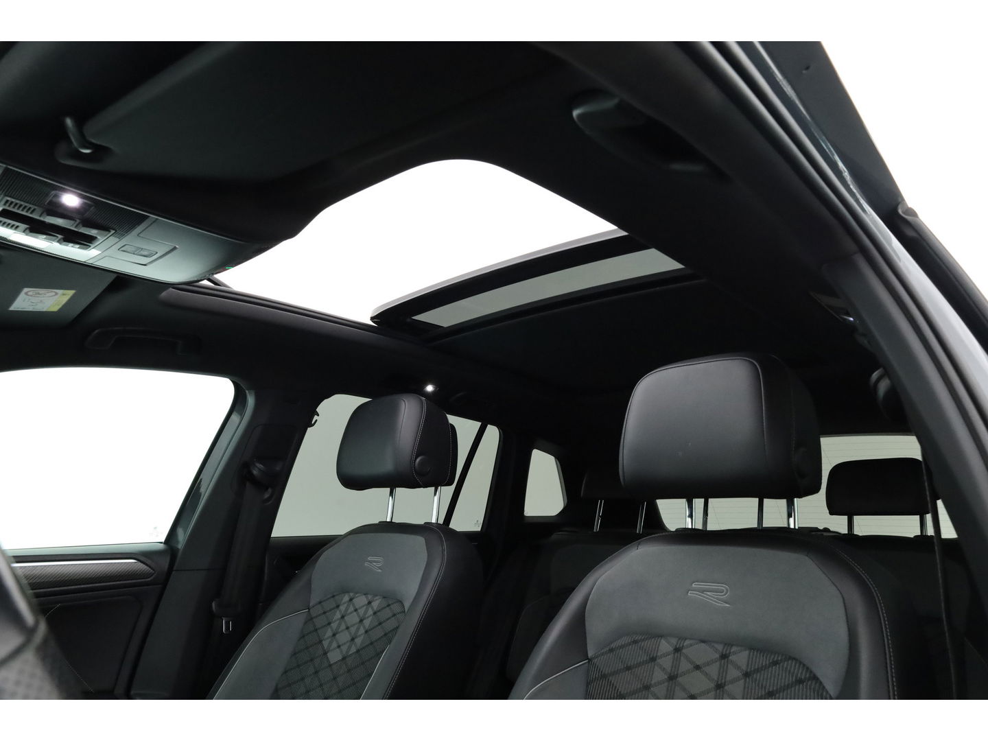 Volkswagen Tiguan 1.5 TSI R-Line | Pano | Elek. Trekhaak | Camera + PDC | CarPlay | Dodehoek | Dig. Cockpit | Adapt. Cruise