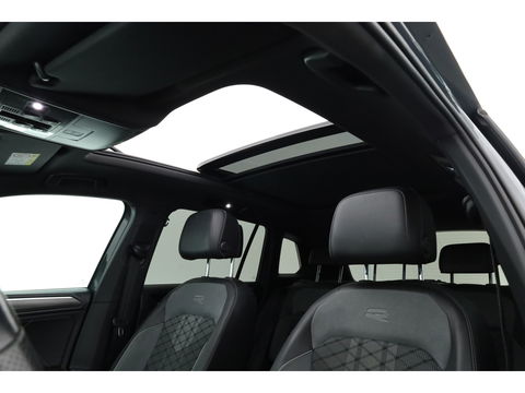 Volkswagen Tiguan 1.5 TSI R-Line | Pano | Elek. Trekhaak | Camera + PDC | CarPlay | Dodehoek | Dig. Cockpit | Adapt. Cruise