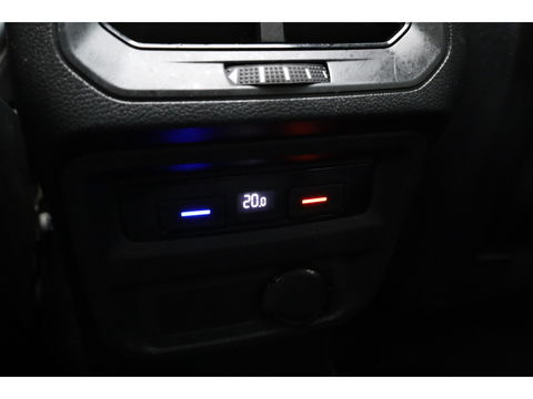 Volkswagen Tiguan 1.5 TSI R-Line | Pano | Elek. Trekhaak | Camera + PDC | CarPlay | Dodehoek | Dig. Cockpit | Adapt. Cruise