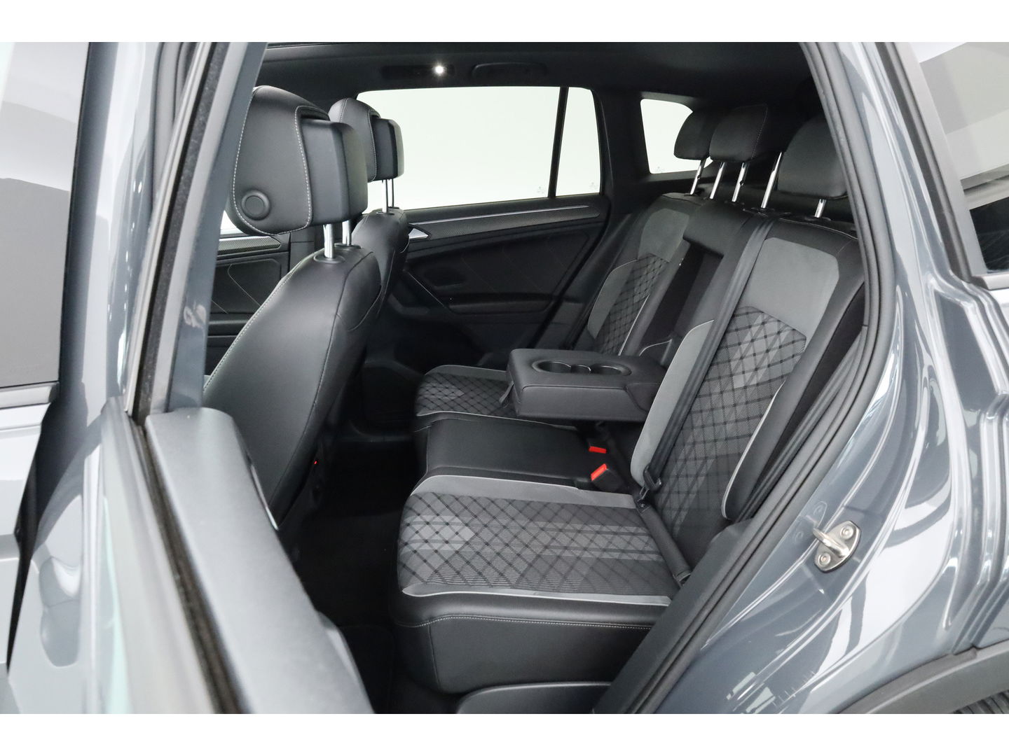 Volkswagen Tiguan 1.5 TSI R-Line | Pano | Elek. Trekhaak | Camera + PDC | CarPlay | Dodehoek | Dig. Cockpit | Adapt. Cruise