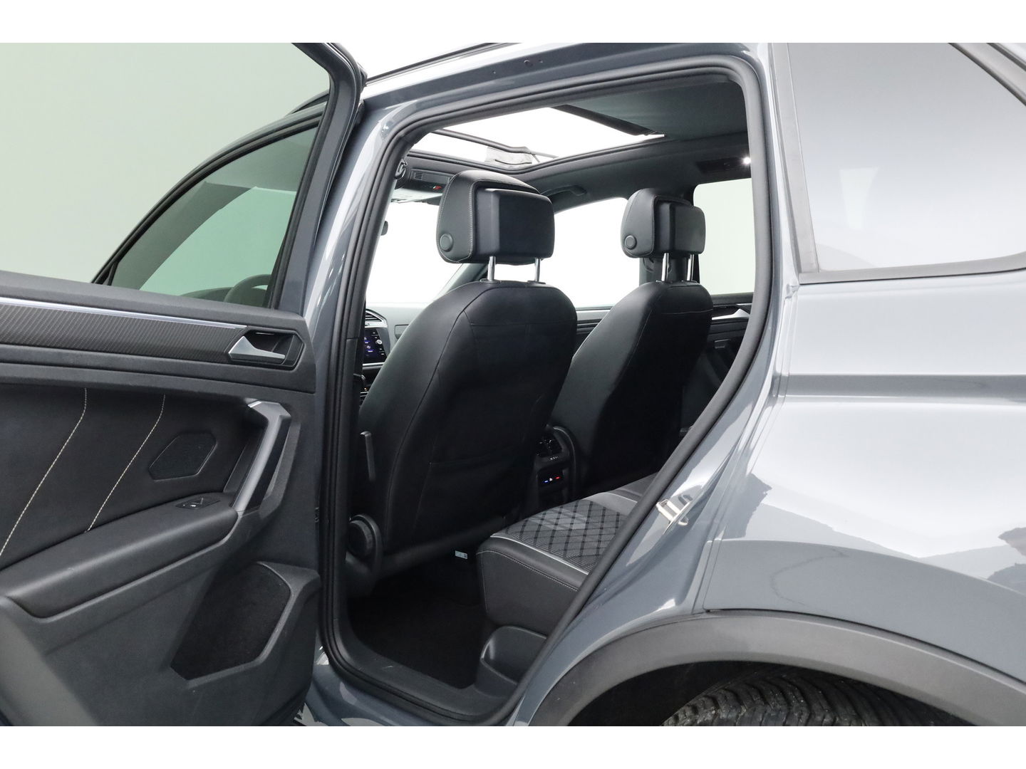 Volkswagen Tiguan 1.5 TSI R-Line | Pano | Elek. Trekhaak | Camera + PDC | CarPlay | Dodehoek | Dig. Cockpit | Adapt. Cruise