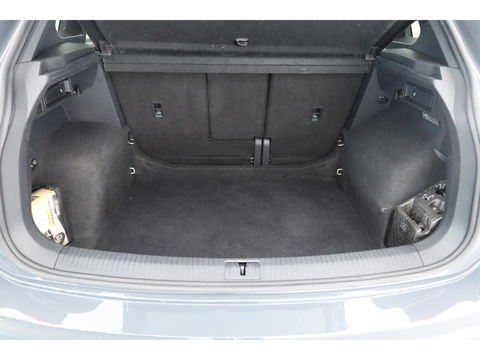 Volkswagen Tiguan 1.5 TSI R-Line | Pano | Elek. Trekhaak | Camera + PDC | CarPlay | Dodehoek | Dig. Cockpit | Adapt. Cruise