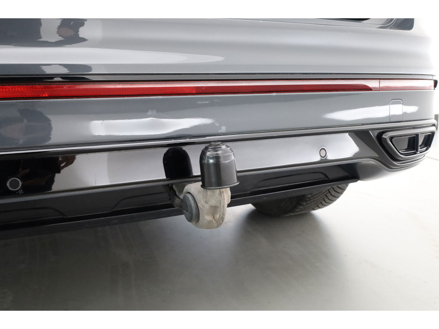 Volkswagen Tiguan 1.5 TSI R-Line | Pano | Elek. Trekhaak | Camera + PDC | CarPlay | Dodehoek | Dig. Cockpit | Adapt. Cruise