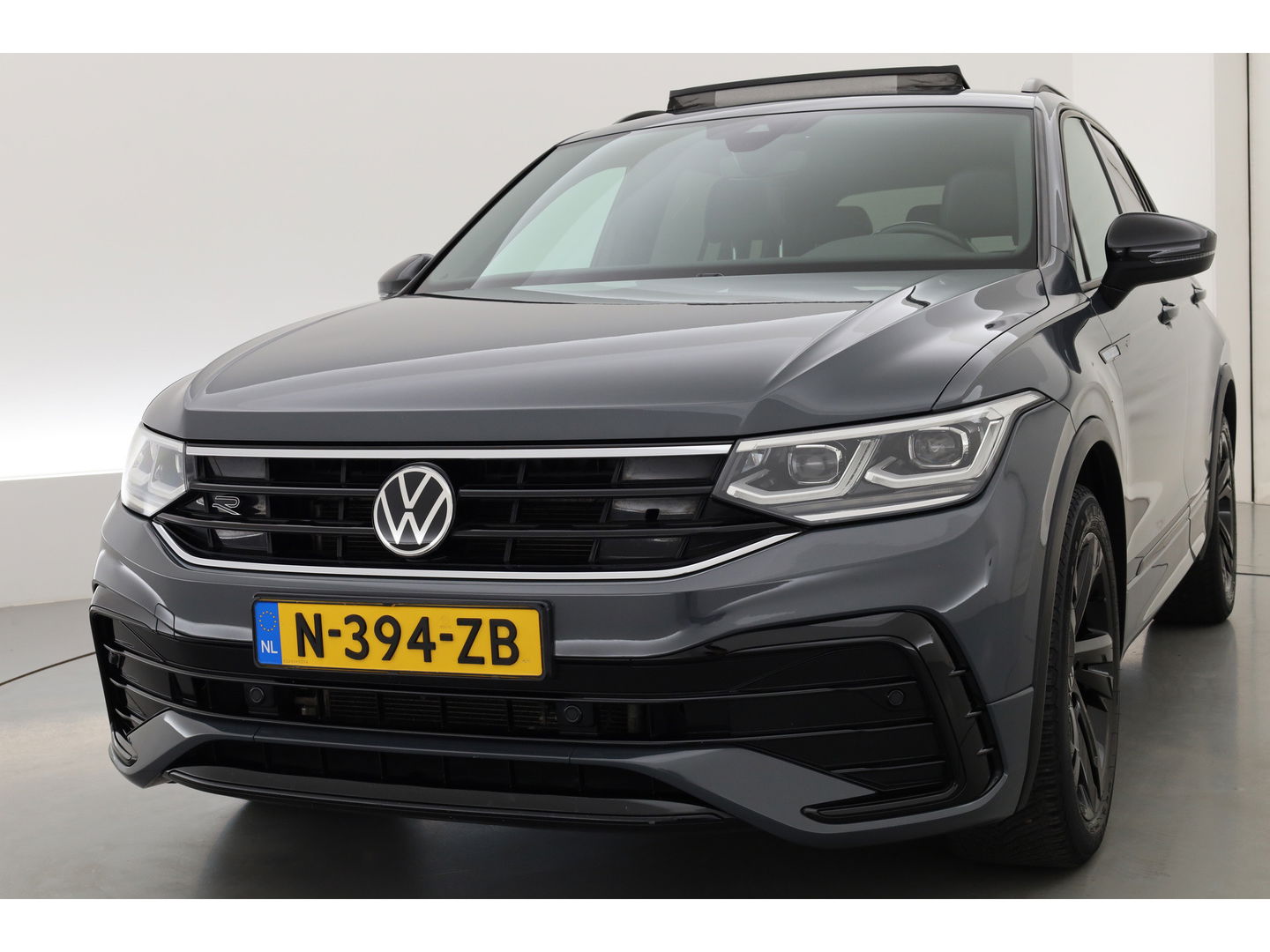 Volkswagen Tiguan 1.5 TSI R-Line | Pano | Elek. Trekhaak | Camera + PDC | CarPlay | Dodehoek | Dig. Cockpit | Adapt. Cruise