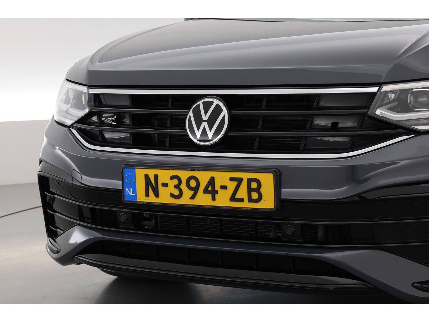 Volkswagen Tiguan 1.5 TSI R-Line | Pano | Elek. Trekhaak | Camera + PDC | CarPlay | Dodehoek | Dig. Cockpit | Adapt. Cruise