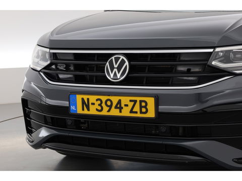 Volkswagen Tiguan 1.5 TSI R-Line | Pano | Elek. Trekhaak | Camera + PDC | CarPlay | Dodehoek | Dig. Cockpit | Adapt. Cruise
