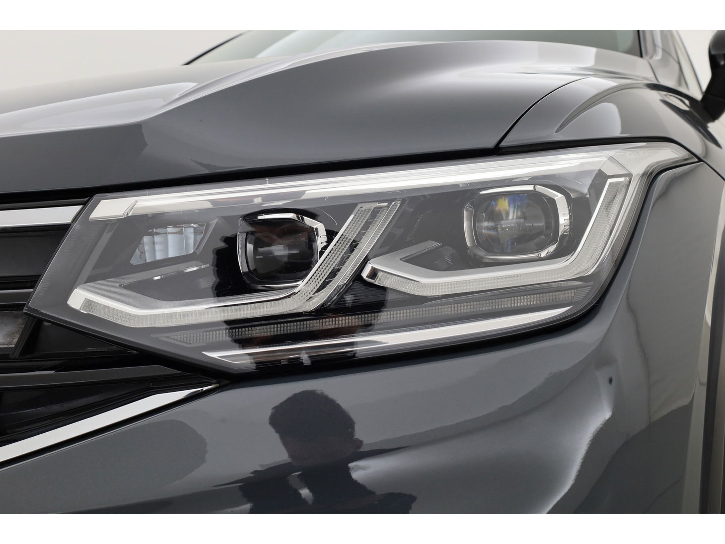 Volkswagen Tiguan 1.5 TSI R-Line | Pano | Elek. Trekhaak | Camera + PDC | CarPlay | Dodehoek | Dig. Cockpit | Adapt. Cruise