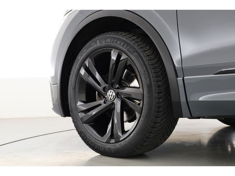 Volkswagen Tiguan 1.5 TSI R-Line | Pano | Elek. Trekhaak | Camera + PDC | CarPlay | Dodehoek | Dig. Cockpit | Adapt. Cruise