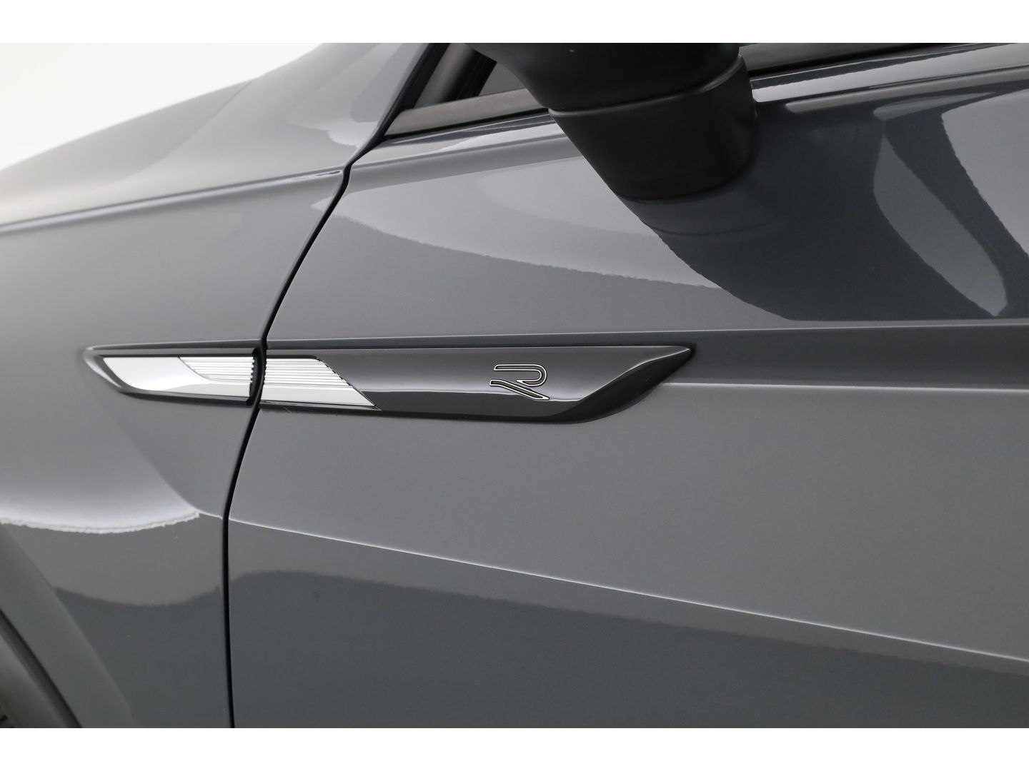 Volkswagen Tiguan 1.5 TSI R-Line | Pano | Elek. Trekhaak | Camera + PDC | CarPlay | Dodehoek | Dig. Cockpit | Adapt. Cruise