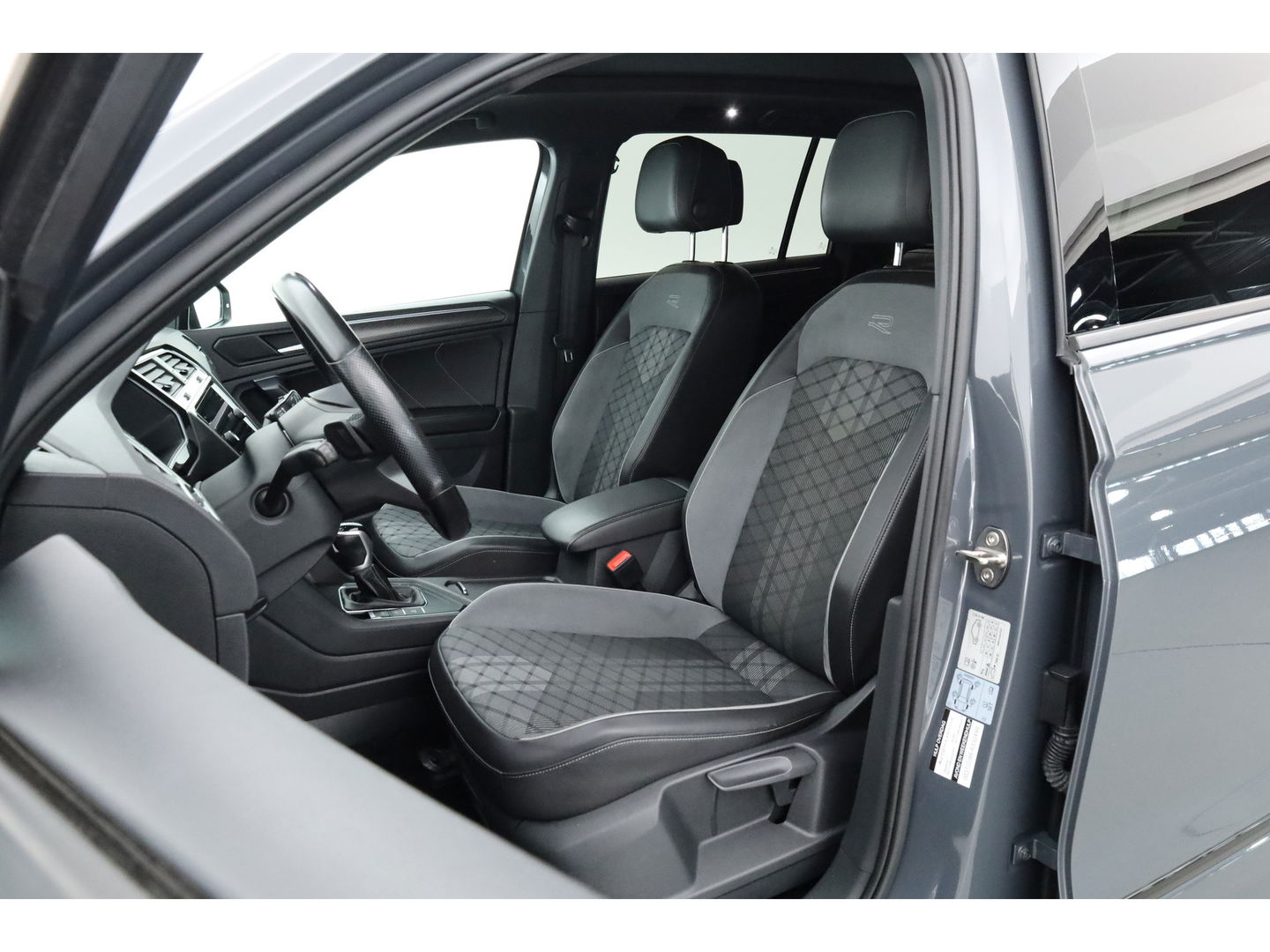 Volkswagen Tiguan 1.5 TSI R-Line | Pano | Elek. Trekhaak | Camera + PDC | CarPlay | Dodehoek | Dig. Cockpit | Adapt. Cruise