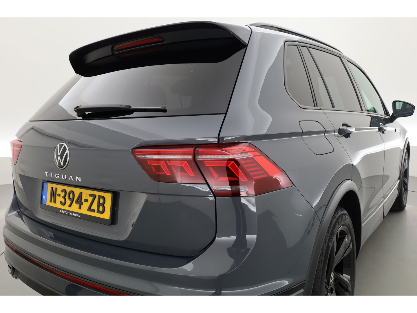 Volkswagen Tiguan 1.5 TSI R-Line | Pano | Elek. Trekhaak | Camera + PDC | CarPlay | Dodehoek | Dig. Cockpit | Adapt. Cruise