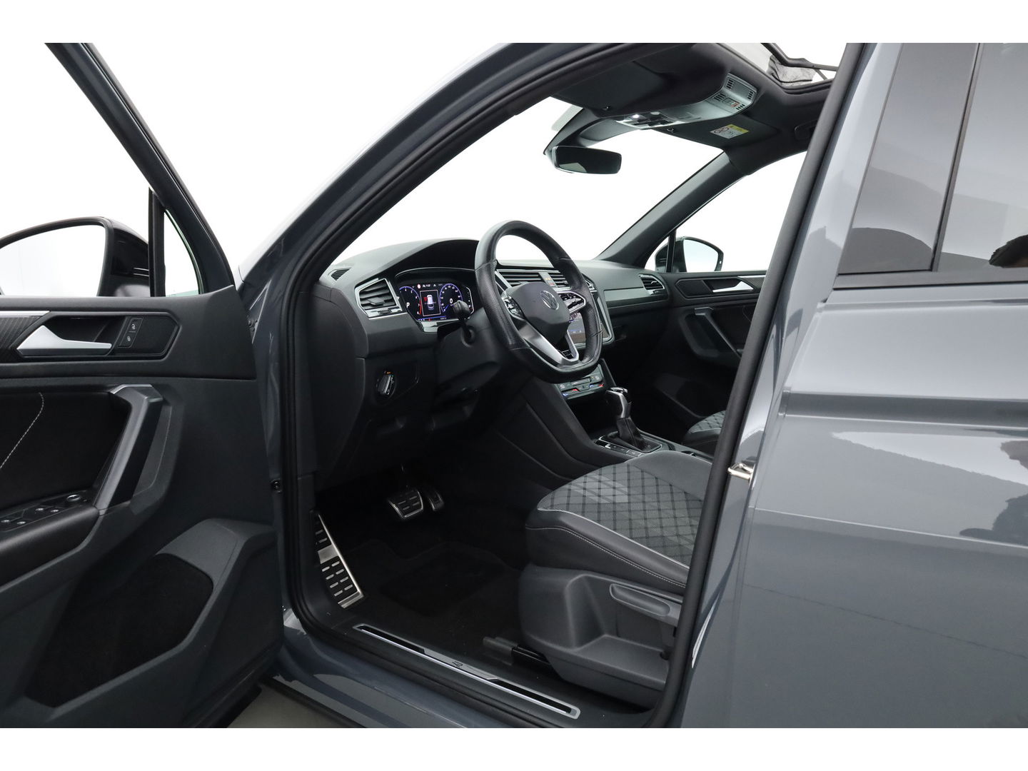 Volkswagen Tiguan 1.5 TSI R-Line | Pano | Elek. Trekhaak | Camera + PDC | CarPlay | Dodehoek | Dig. Cockpit | Adapt. Cruise