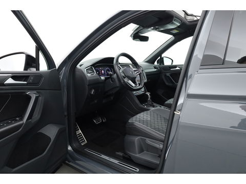 Volkswagen Tiguan 1.5 TSI R-Line | Pano | Elek. Trekhaak | Camera + PDC | CarPlay | Dodehoek | Dig. Cockpit | Adapt. Cruise