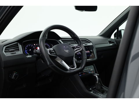 Volkswagen Tiguan 1.5 TSI R-Line | Pano | Elek. Trekhaak | Camera + PDC | CarPlay | Dodehoek | Dig. Cockpit | Adapt. Cruise