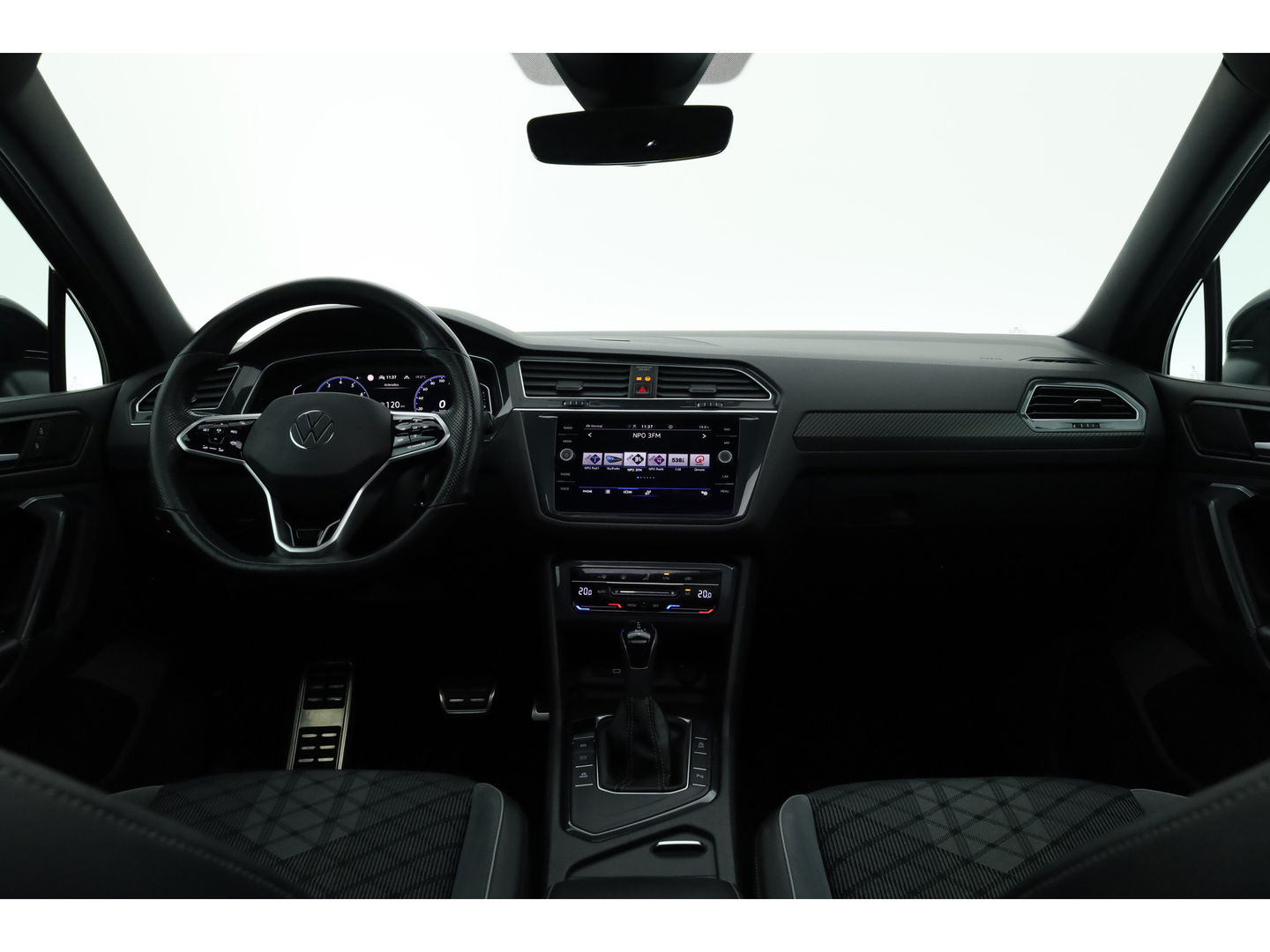 Volkswagen Tiguan 1.5 TSI R-Line | Pano | Elek. Trekhaak | Camera + PDC | CarPlay | Dodehoek | Dig. Cockpit | Adapt. Cruise