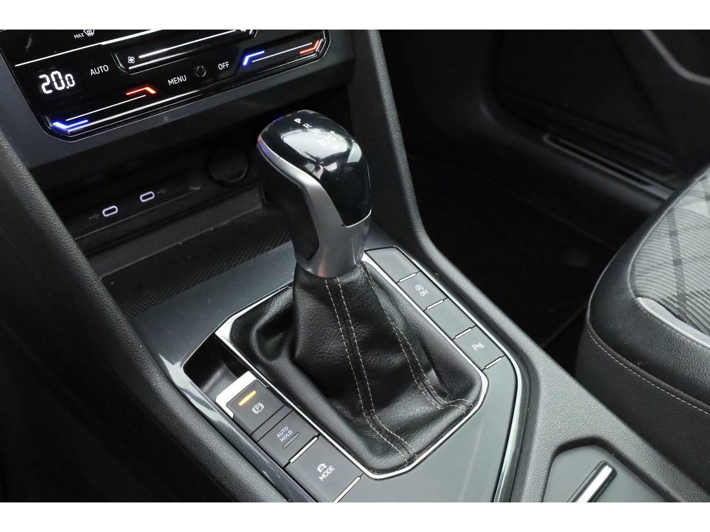 Volkswagen Tiguan 1.5 TSI R-Line | Pano | Elek. Trekhaak | Camera + PDC | CarPlay | Dodehoek | Dig. Cockpit | Adapt. Cruise