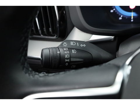 Volvo XC60 2.0 T6 Plug-in hybrid AWD Plus Bright | Luchtvering | pano | H&K Audio | ACC | Blis | 360 Camera | Mem stoelen |