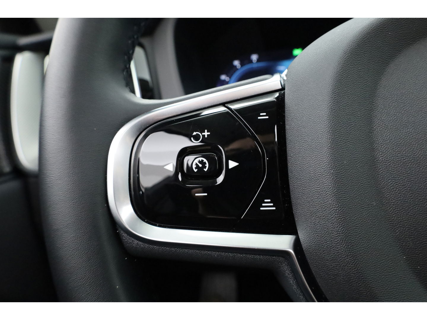 Volvo XC60 2.0 T6 Plug-in hybrid AWD Plus Bright | Luchtvering | pano | H&K Audio | ACC | Blis | 360 Camera | Mem stoelen |