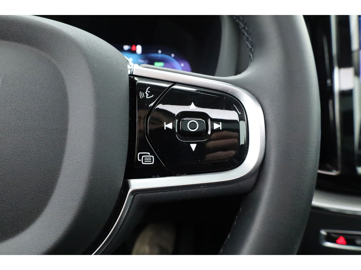 Volvo XC60 2.0 T6 Plug-in hybrid AWD Plus Bright | Luchtvering | pano | H&K Audio | ACC | Blis | 360 Camera | Mem stoelen |