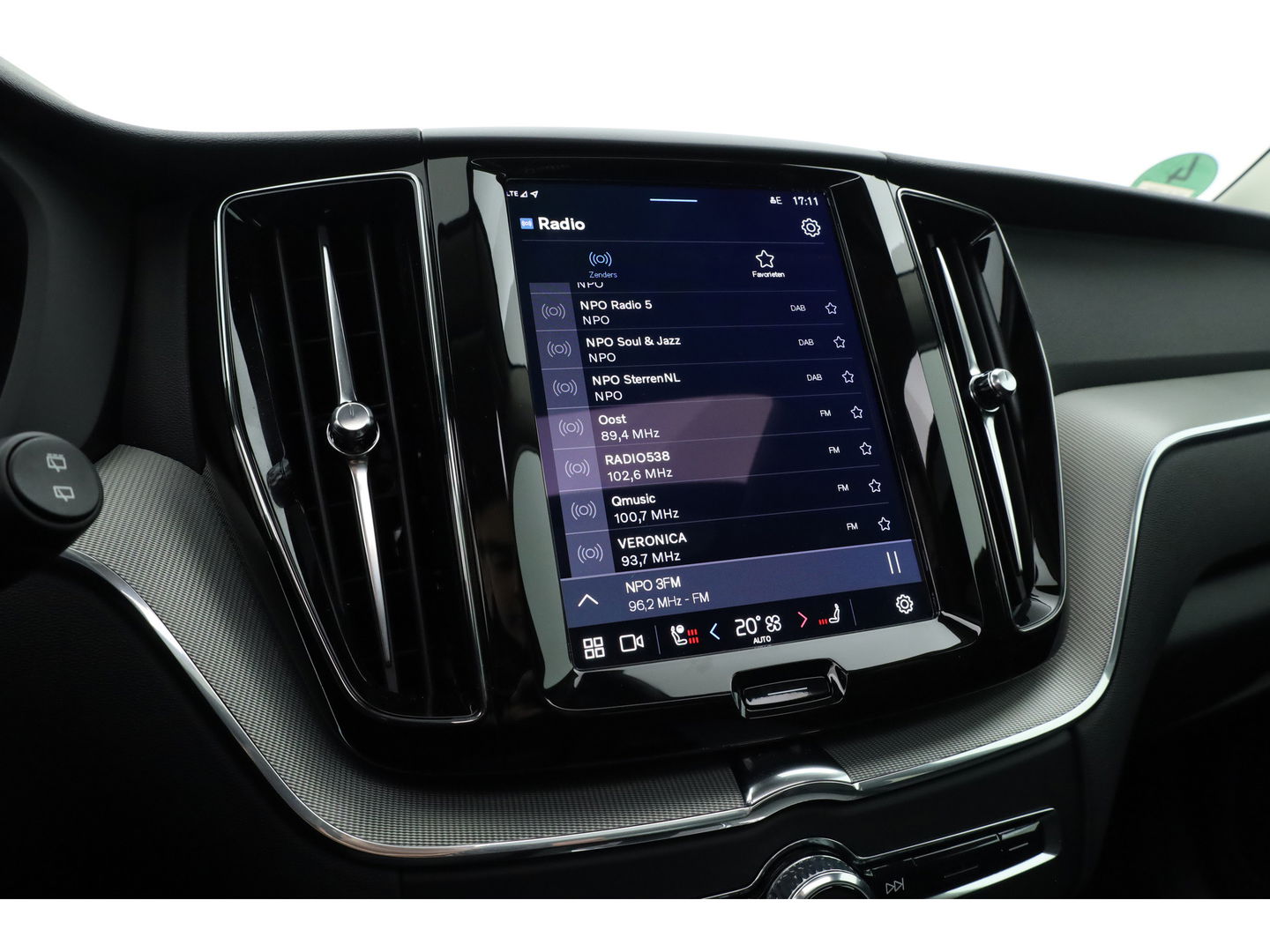 Volvo XC60 2.0 T6 Plug-in hybrid AWD Plus Bright | Luchtvering | pano | H&K Audio | ACC | Blis | 360 Camera | Mem stoelen |