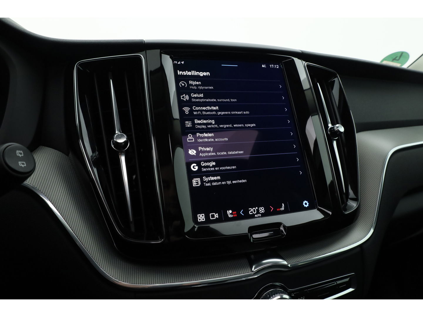 Volvo XC60 2.0 T6 Plug-in hybrid AWD Plus Bright | Luchtvering | pano | H&K Audio | ACC | Blis | 360 Camera | Mem stoelen |