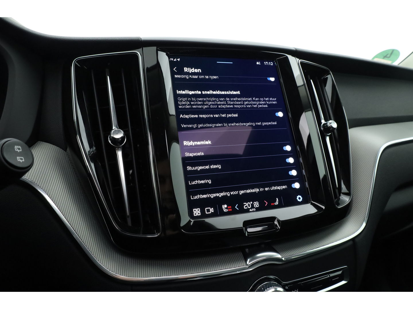 Volvo XC60 2.0 T6 Plug-in hybrid AWD Plus Bright | Luchtvering | pano | H&K Audio | ACC | Blis | 360 Camera | Mem stoelen |