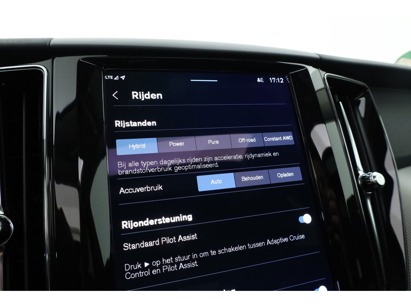 Volvo XC60 2.0 T6 Plug-in hybrid AWD Plus Bright | Luchtvering | pano | H&K Audio | ACC | Blis | 360 Camera | Mem stoelen |