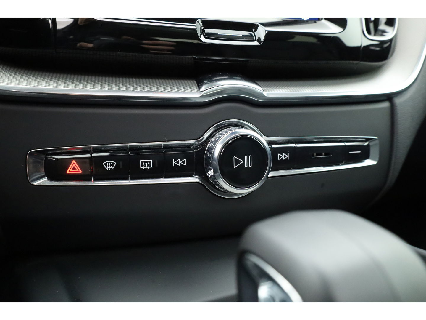 Volvo XC60 2.0 T6 Plug-in hybrid AWD Plus Bright | Luchtvering | pano | H&K Audio | ACC | Blis | 360 Camera | Mem stoelen |