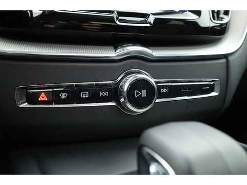 Volvo XC60 2.0 T6 Plug-in hybrid AWD Plus Bright | Luchtvering | pano | H&K Audio | ACC | Blis | 360 Camera | Mem stoelen |