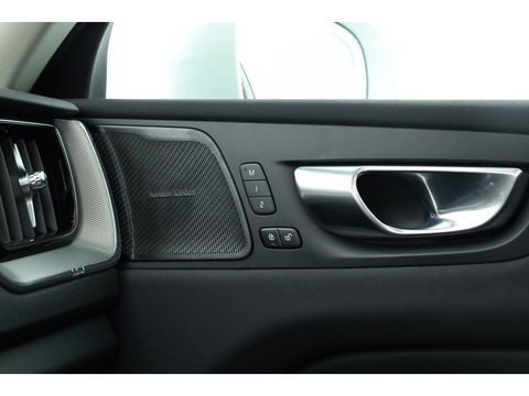 Volvo XC60 2.0 T6 Plug-in hybrid AWD Plus Bright | Luchtvering | pano | H&K Audio | ACC | Blis | 360 Camera | Mem stoelen |