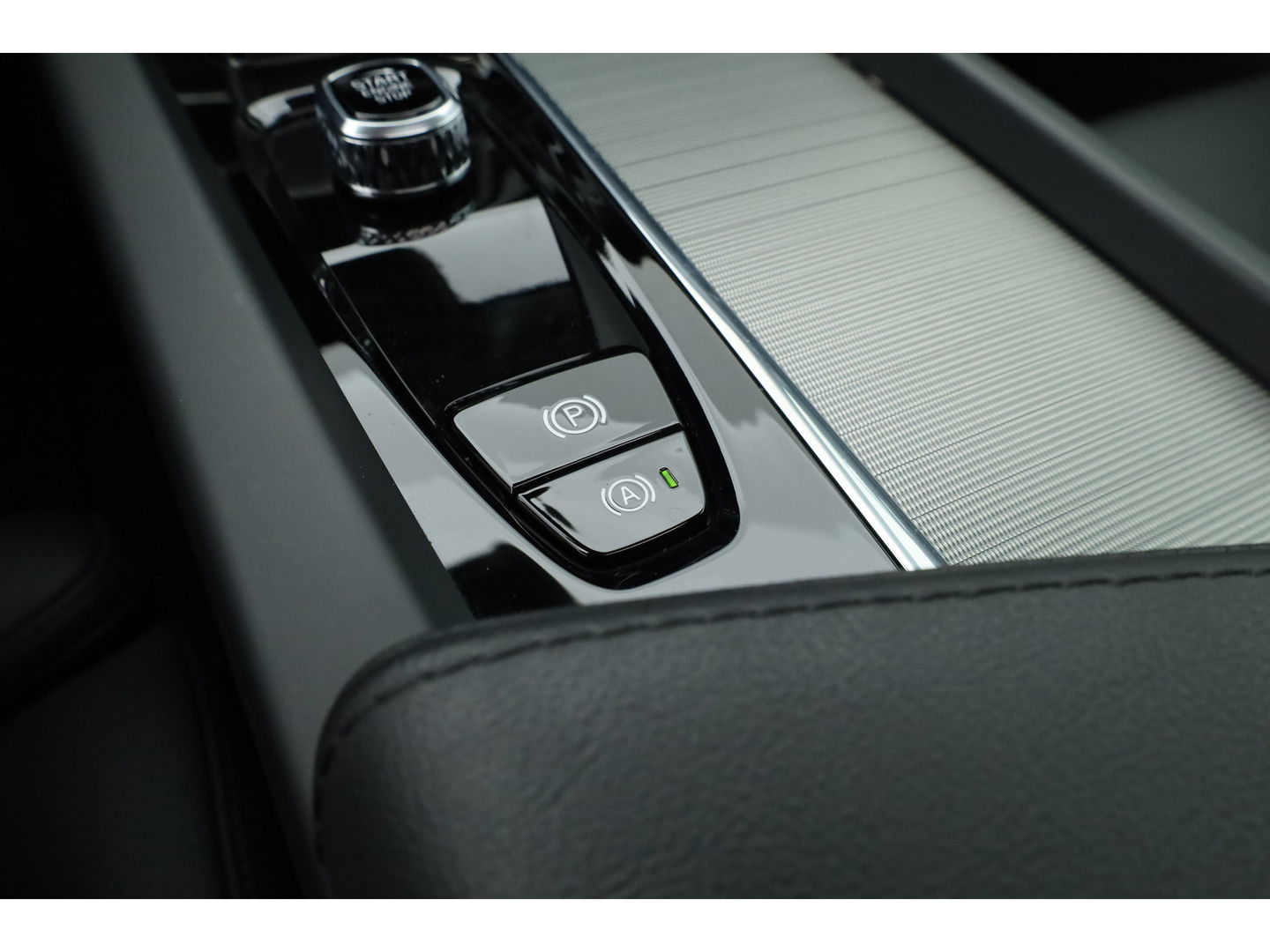 Volvo XC60 2.0 T6 Plug-in hybrid AWD Plus Bright | Luchtvering | pano | H&K Audio | ACC | Blis | 360 Camera | Mem stoelen |