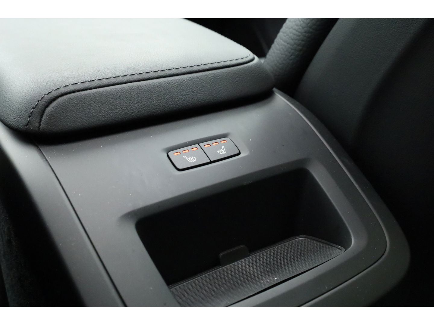 Volvo XC60 2.0 T6 Plug-in hybrid AWD Plus Bright | Luchtvering | pano | H&K Audio | ACC | Blis | 360 Camera | Mem stoelen |