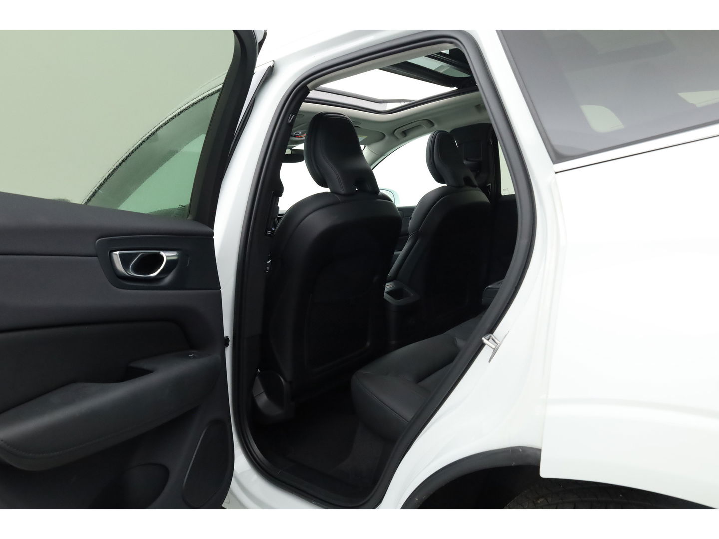 Volvo XC60 2.0 T6 Plug-in hybrid AWD Plus Bright | Luchtvering | pano | H&K Audio | ACC | Blis | 360 Camera | Mem stoelen |