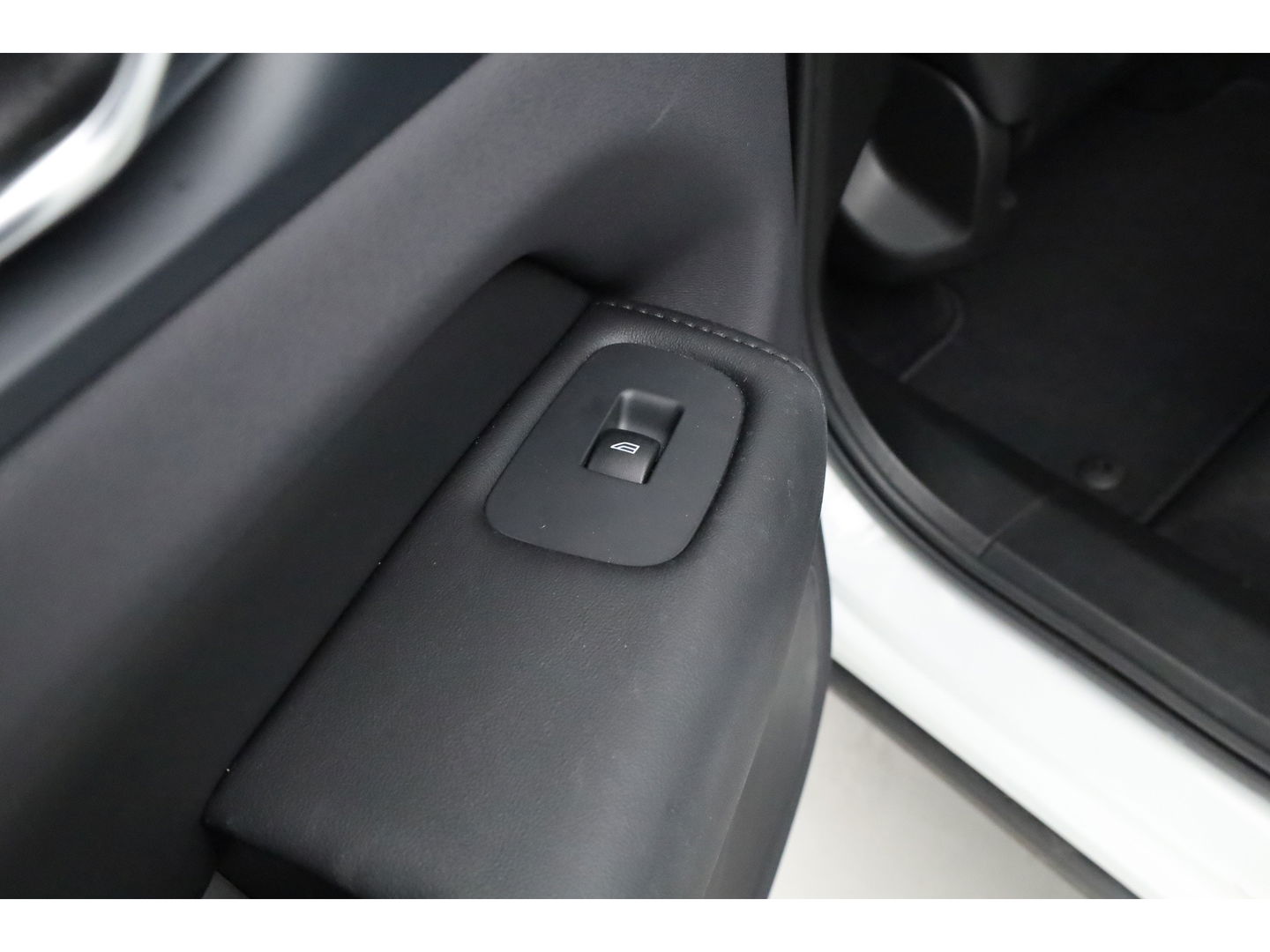 Volvo XC60 2.0 T6 Plug-in hybrid AWD Plus Bright | Luchtvering | pano | H&K Audio | ACC | Blis | 360 Camera | Mem stoelen |