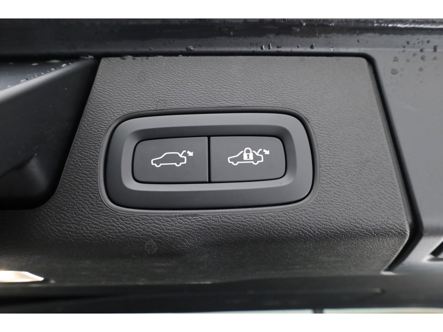 Volvo XC60 2.0 T6 Plug-in hybrid AWD Plus Bright | Luchtvering | pano | H&K Audio | ACC | Blis | 360 Camera | Mem stoelen |