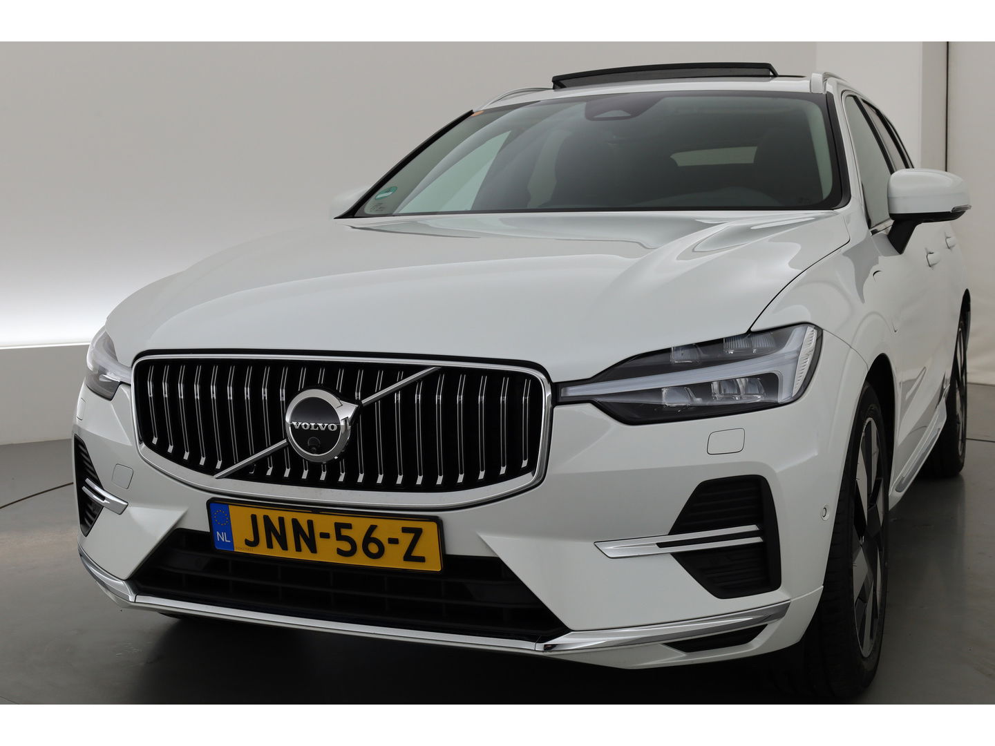 Volvo XC60 2.0 T6 Plug-in hybrid AWD Plus Bright | Luchtvering | pano | H&K Audio | ACC | Blis | 360 Camera | Mem stoelen |