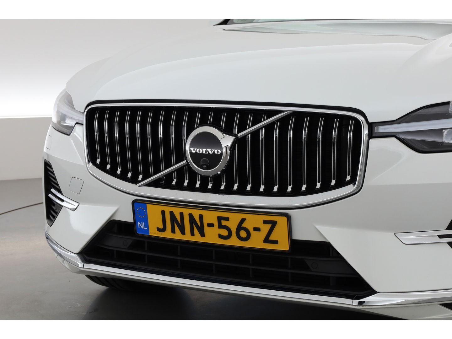 Volvo XC60 2.0 T6 Plug-in hybrid AWD Plus Bright | Luchtvering | pano | H&K Audio | ACC | Blis | 360 Camera | Mem stoelen |