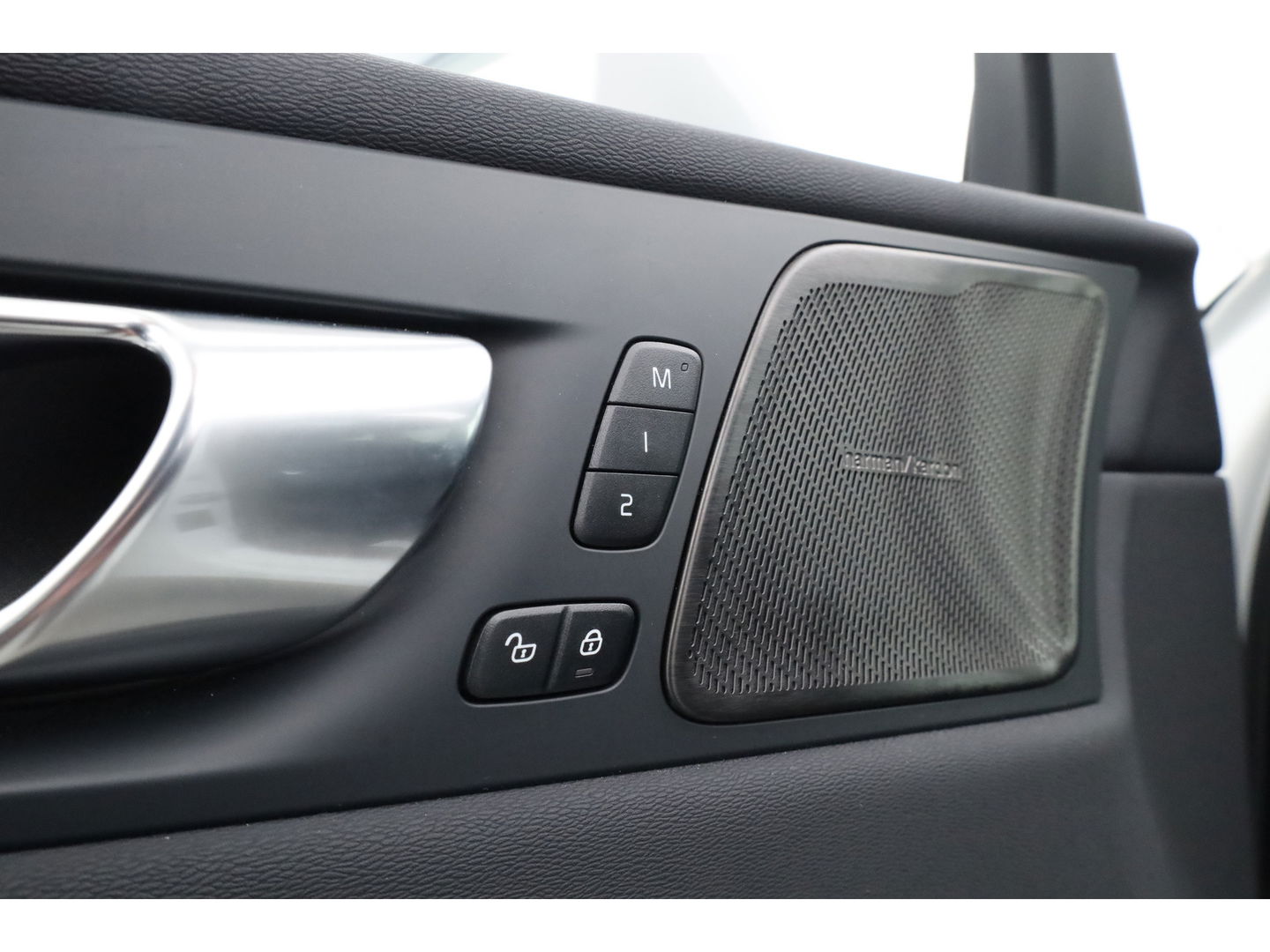 Volvo XC60 2.0 T6 Plug-in hybrid AWD Plus Bright | Luchtvering | pano | H&K Audio | ACC | Blis | 360 Camera | Mem stoelen |