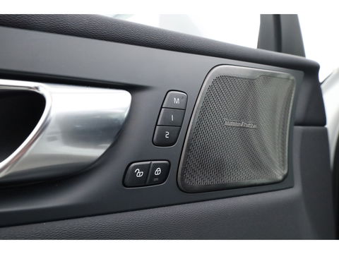 Volvo XC60 2.0 T6 Plug-in hybrid AWD Plus Bright | Luchtvering | pano | H&K Audio | ACC | Blis | 360 Camera | Mem stoelen |