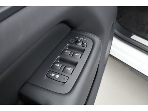 Volvo XC60 2.0 T6 Plug-in hybrid AWD Plus Bright | Luchtvering | pano | H&K Audio | ACC | Blis | 360 Camera | Mem stoelen |