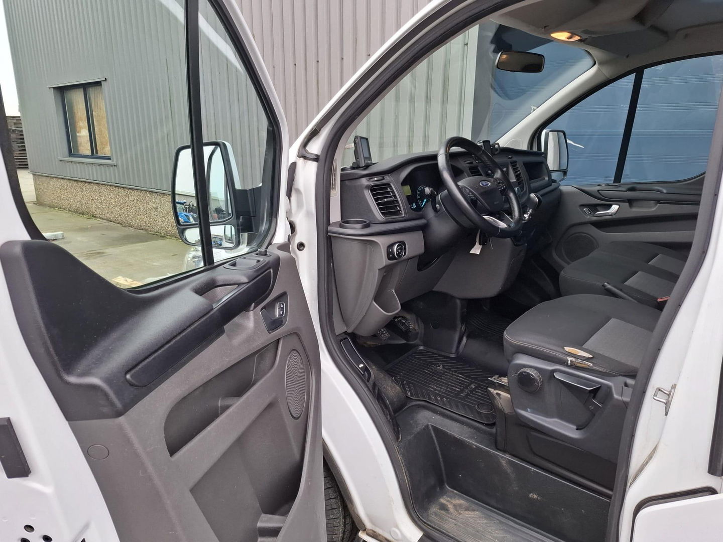 Ford Transit Custom 340 2.0 TDCI L1H2 Limited AIRCO / CRUISE CONTROLE / EURO 6 / TREKHAAK / L1H1